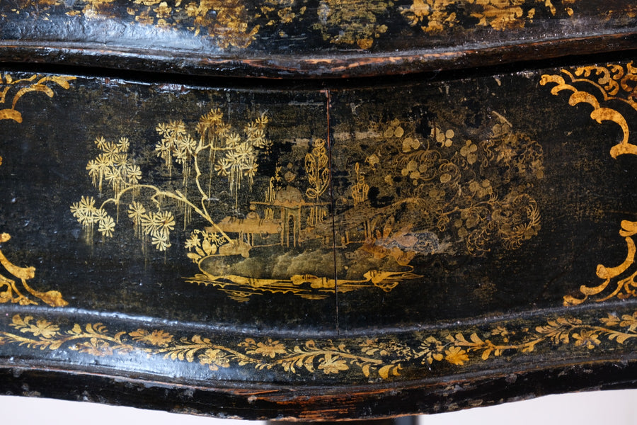 Chinoiserie Teapoy table with a serpentine sarcophagus-shaped top